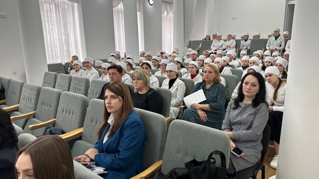 Сотрудники Центра медицины катастроф и СМП приняли участие в ярмарке вакансий