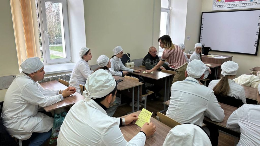 Сотрудники Центра медицины катастроф и СМП приняли участие в ярмарке вакансий