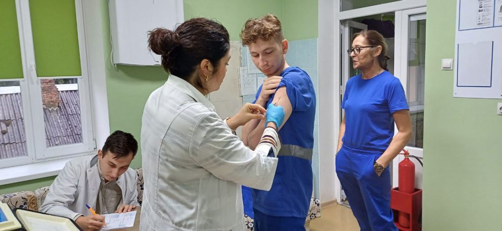 Сотрудники Центра медицины катастроф и скорой помощи Крыма проходят вакцинацию от гриппа