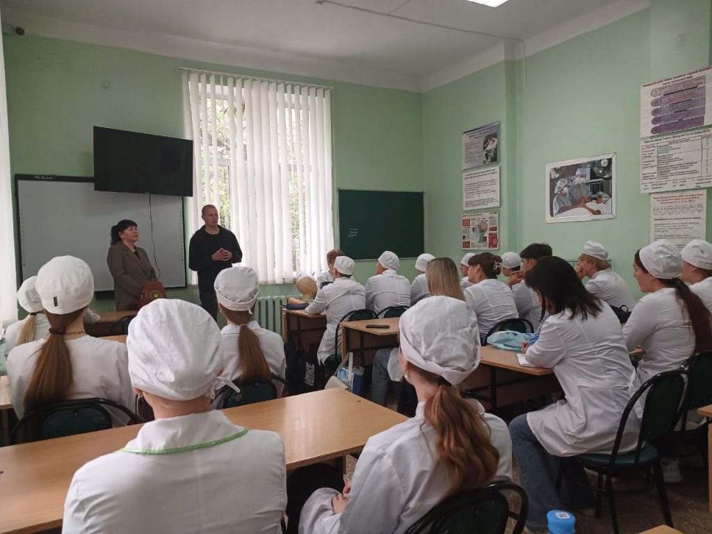 Сотрудники Ялтинской станции скорой медицинской помощи встретились с будущими медиками