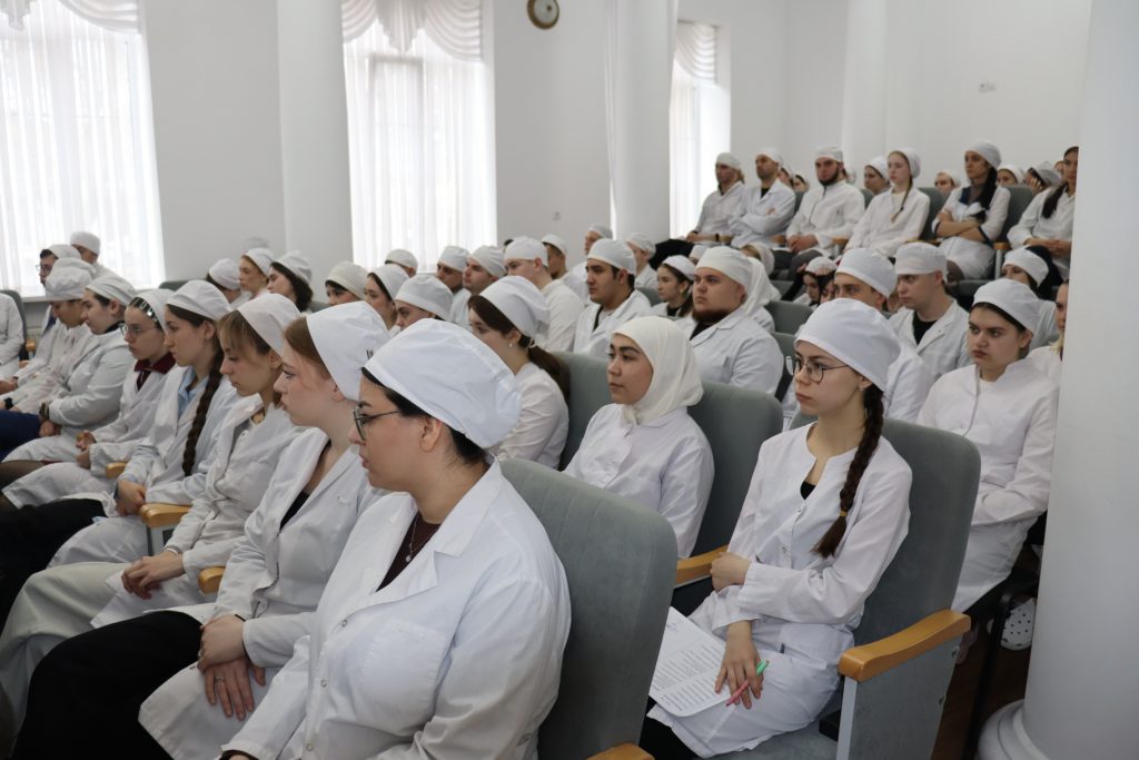 В Крымском медицинском колледже провели Ярмарку вакансий для будущих фельдшеров