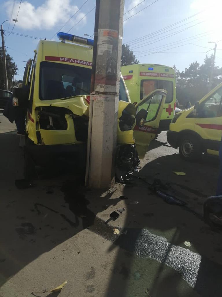 Автомобиль скорой медицинской помощи врезался в столб электроопоры.