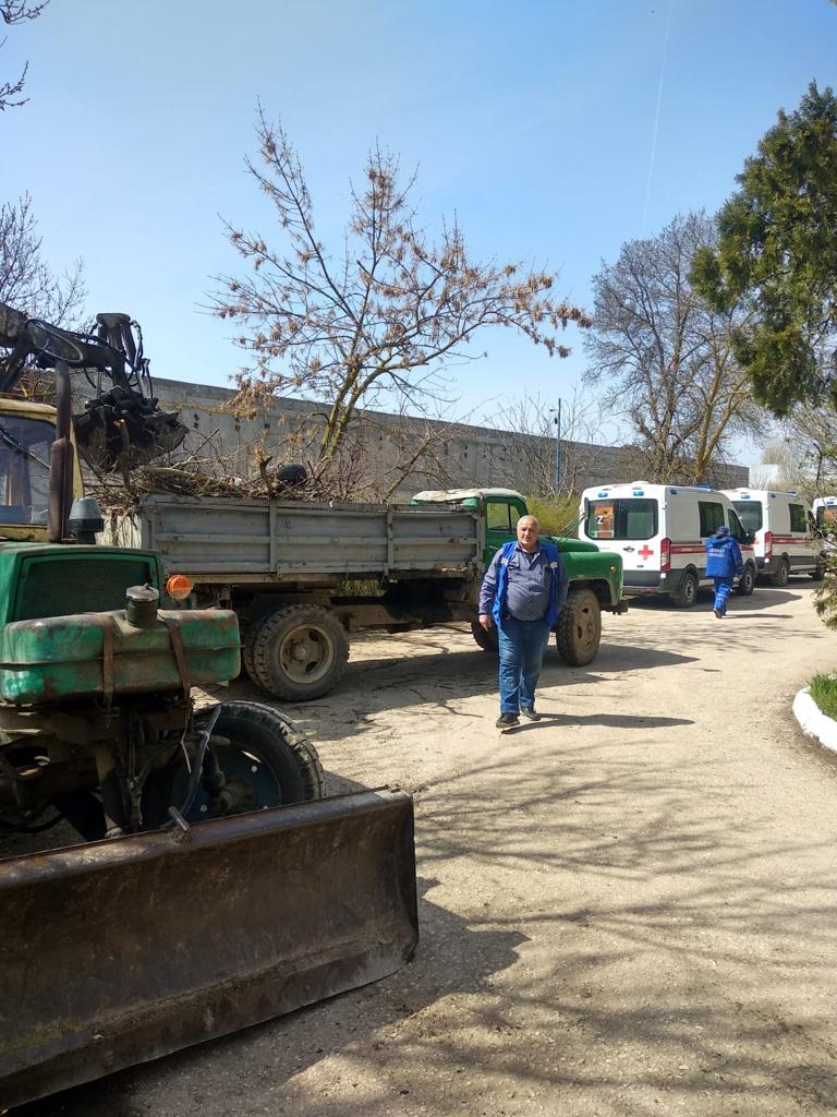 Сотрудники скорой медицинской помощи приняли активное участие в акции #чистыйгородначинаетсястебя